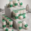 Set de candele Angela 4 Bolsius albe, prezentate pe suporturi decorative.