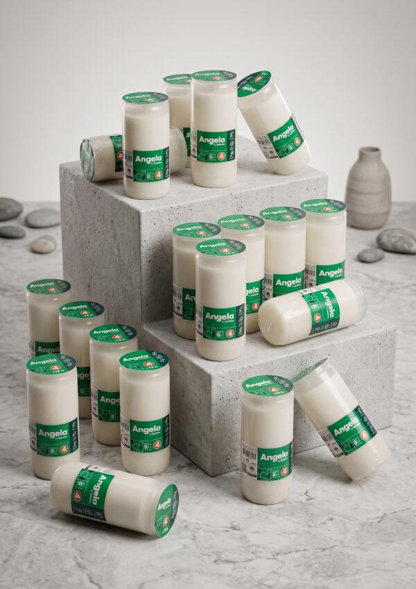 Set de candele Angela 4 Bolsius albe, prezentate pe suporturi decorative.